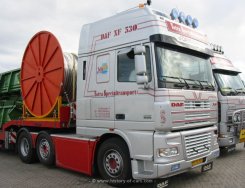 DAF XF 95.530 Sattelzugmaschine Tieflader mit M&auml;hdrescherteilen 2003