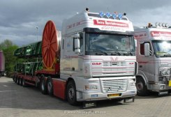 DAF XF 95.530 Sattelzugmaschine Tieflader mit M&auml;hdrescherteilen 2003