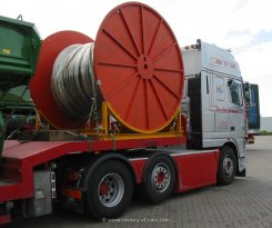 DAF XF 95.530 Sattelzugmaschine Tieflader mit M&auml;hdrescherteilen 2003