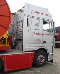 DAF XF 95.530 Sattelzugmaschine Tieflader mit M&auml;hdrescherteilen 2003