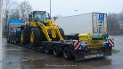 DAF XF 95.480 Schwerlast-Sattelzugmaschine mit Tieflader und Komatsu Radlader 2003-2006