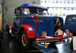 Henschel HS140 S Sattelzugmaschine mit Kofferauflieger 1961